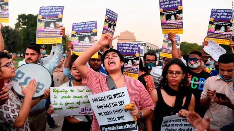 １９歳の女性の死亡後ニューデリーに集まった抗議者ら＝９月３０日、インド/SAJJAD HUSSAIN/AFP/AFP via Getty Images
